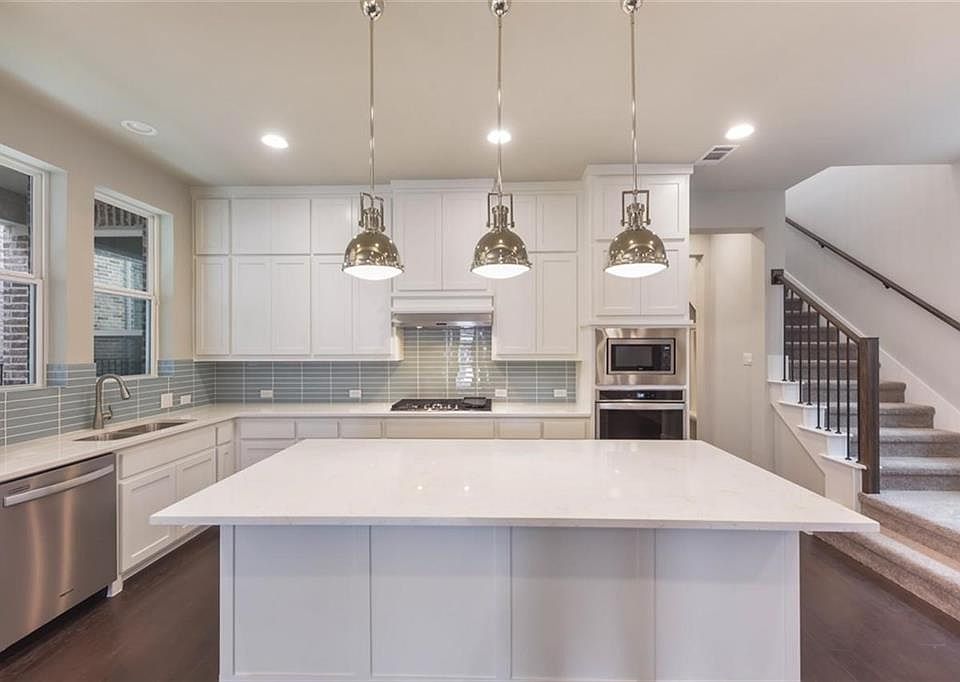 1st image of 7024 Royal View Dr