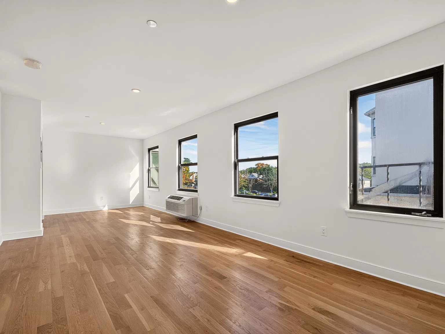 1 bed, $3,100 — Photo 4