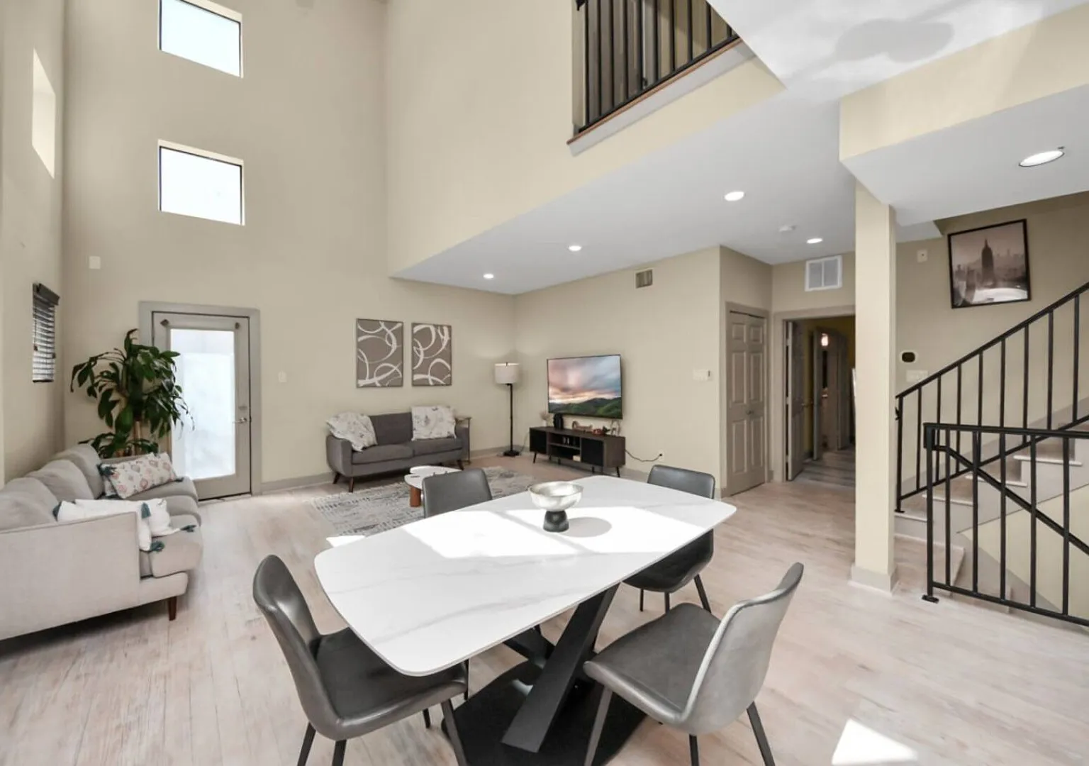 Stylish 4 Bed Home, Perfect for Long-Term Stays — Photo 2