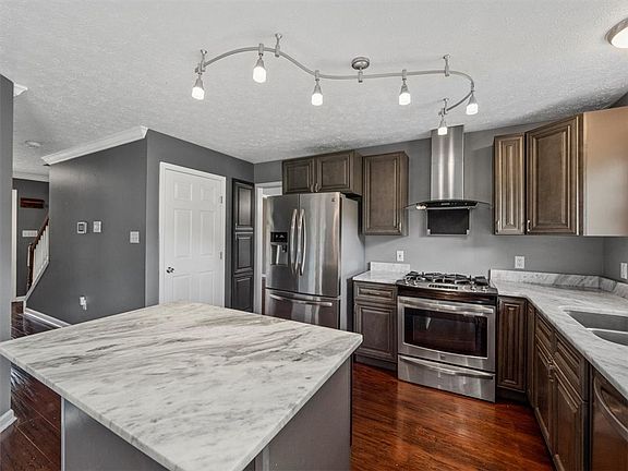 3rd image of 182 Valley View Dr