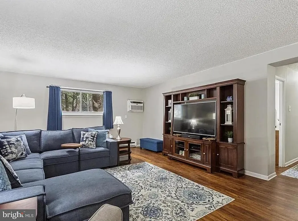 2 bed, 772 sqft, $2,300 — Photo 2