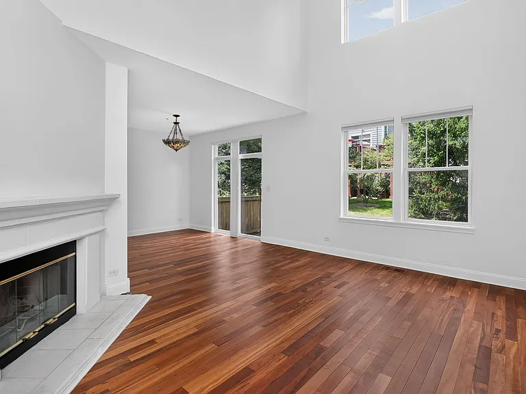 207 Tanglewood Dr — Photo 2