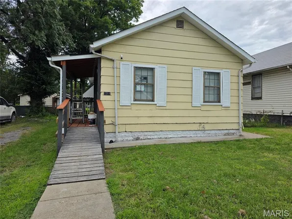 2211 E 24th St, Granite City, IL 62040