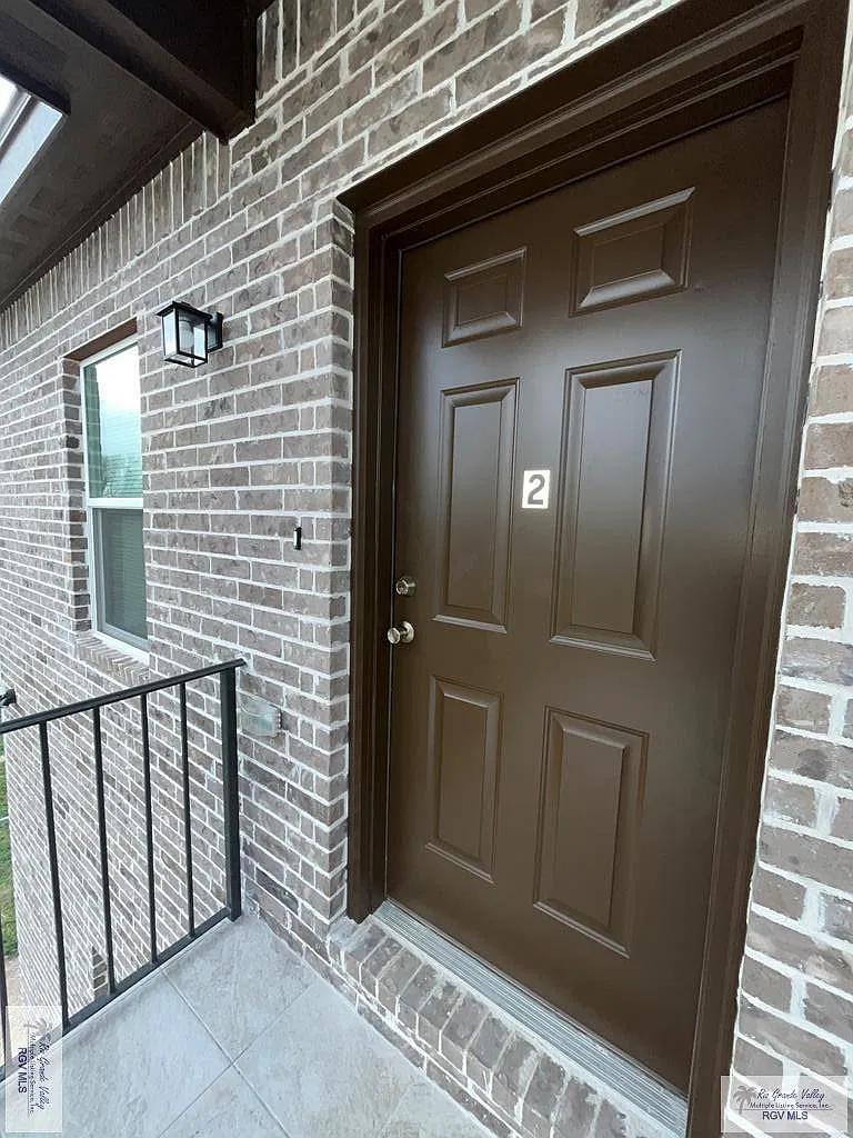 2 bed, 1.0 bath, 840 sqft, $1,100 — Photo 2