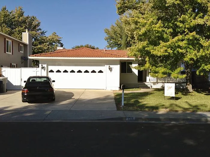 131 Edinburgh Way photo 1