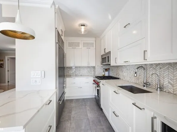 370 East 76th Street image 4 of 12