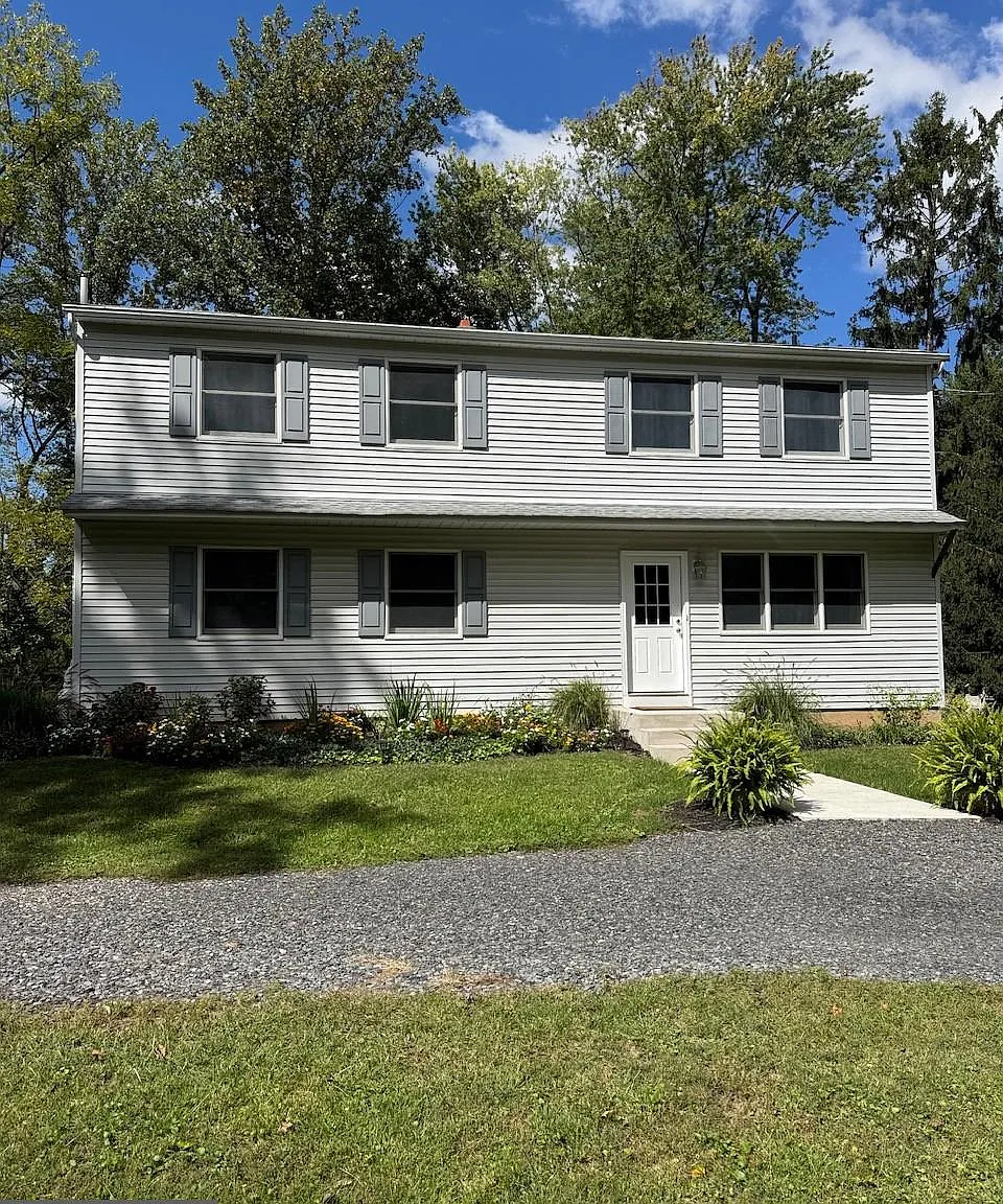 2 bed, 1.5 bath, 1300 sqft, $2,400 — Photo 1