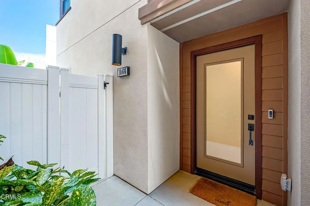 3 bed, 3.5 bath, 1996 sqft, $5,900 — Photo 4