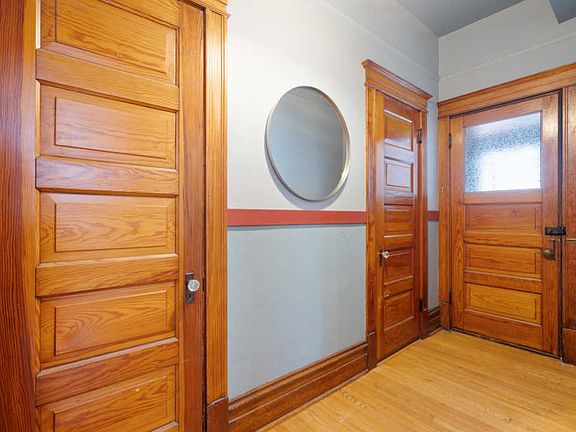 3rd image of 1917 W Berteau Ave