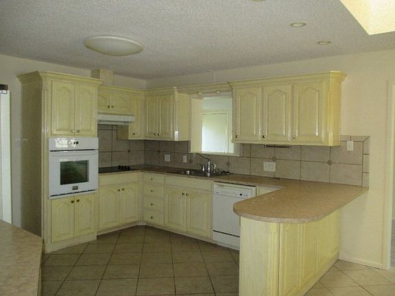 4th image of 1401 S James Ave