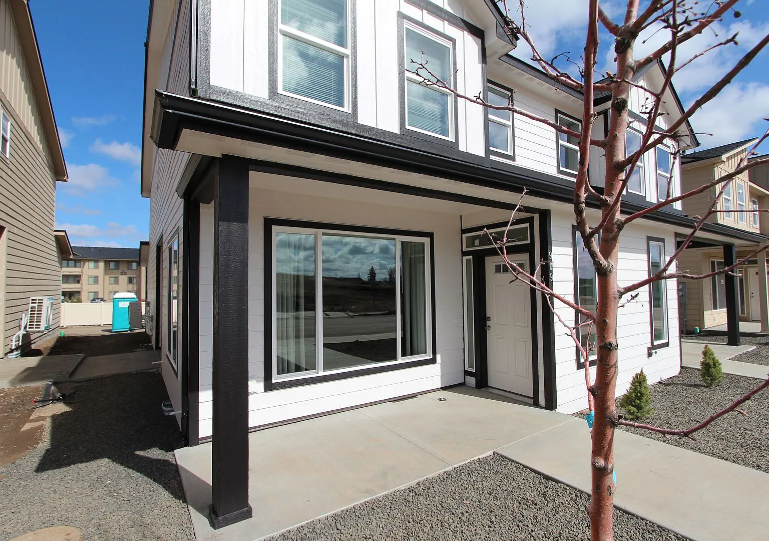 Modern design 3-bed, 2.5-bath duplex available August 10th!! — Photo 4