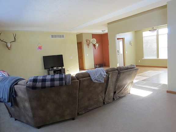 5th image of 476 Fox Springs Dr