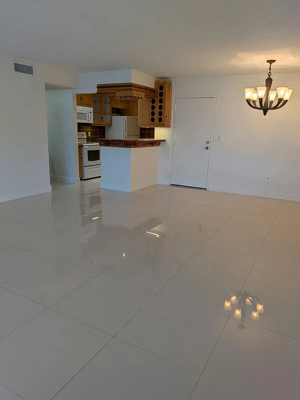 2 bed, 1.0 bath, 891 sqft, $2,000 — Photo 2
