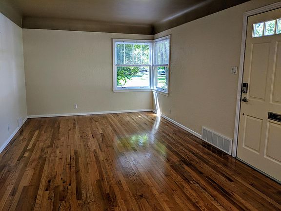 4th image of 926 Harvard Ave