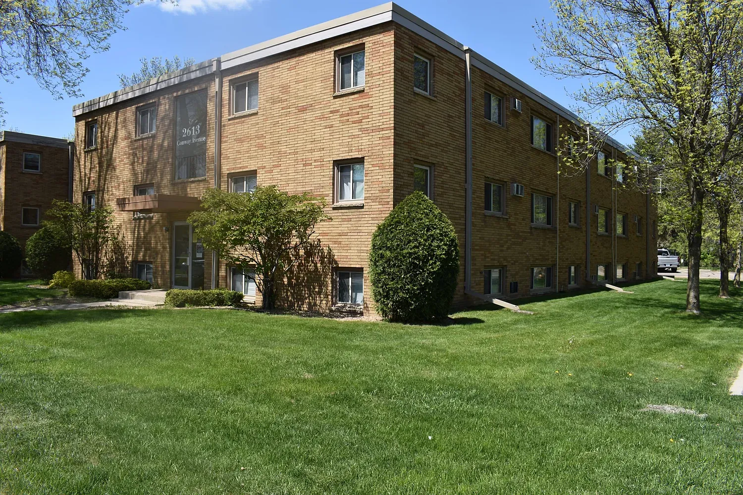 Cobblestone Court — Photo 4