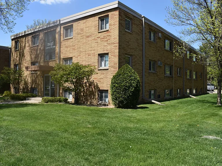 Cobblestone Court — Photo 4