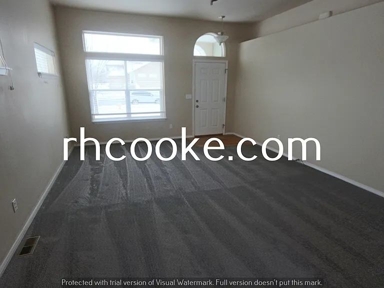 9204 N Oak St — Photo 3