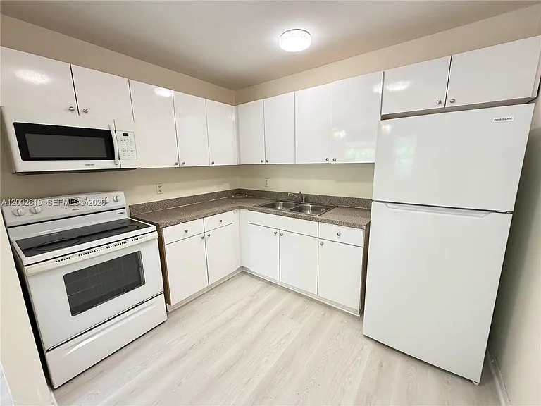 4801 SW 18th St #2 — Photo 5