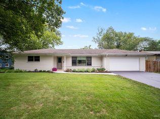 223 Maple Ln, Geneva, IL 60134