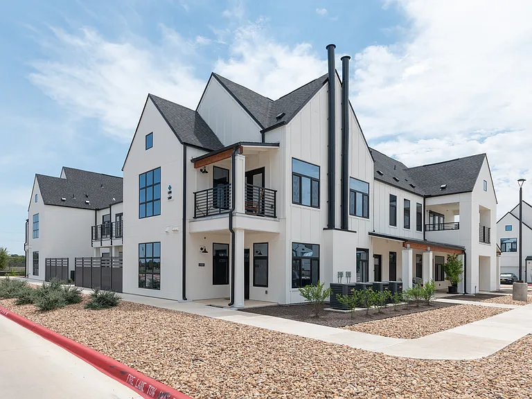 Hermosa Village Apartments — Photo 17