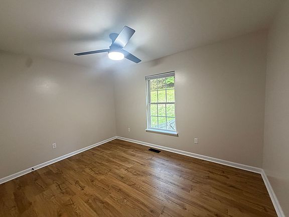 5th image of 136 Elizabeth Ann Cir