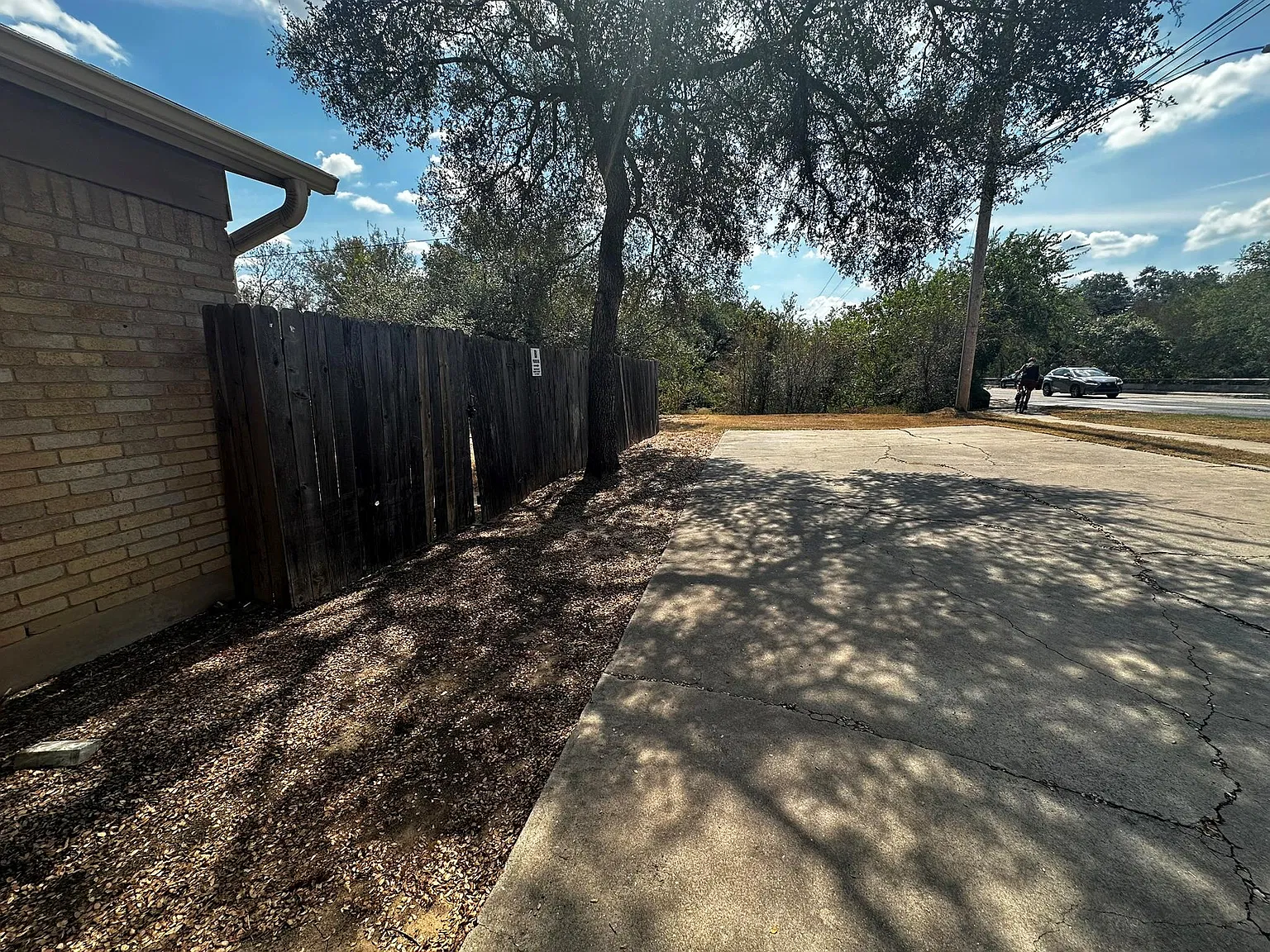 3 bed, 2.0 bath, 2098 sqft, $1,595 — Photo 2