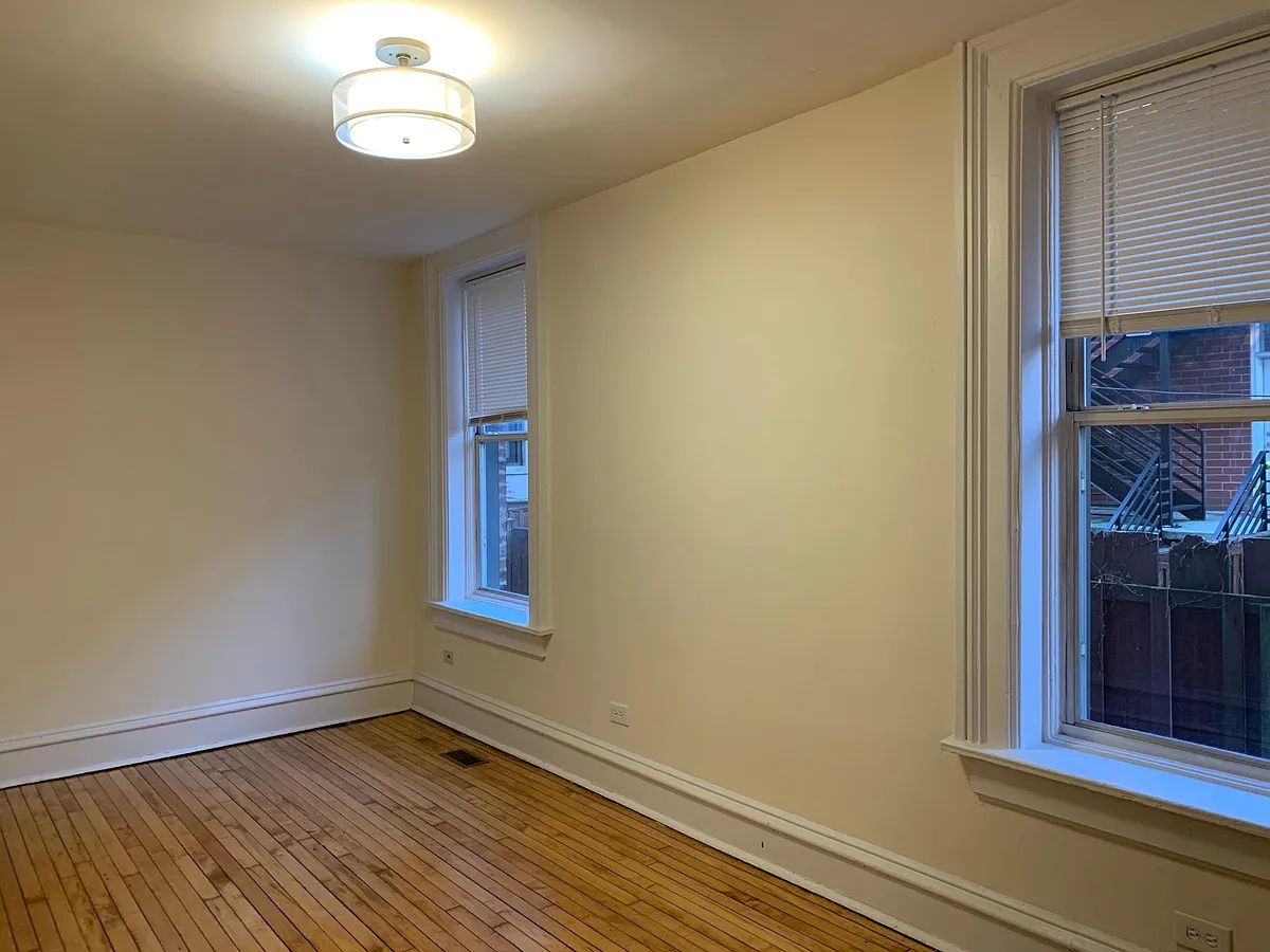 Building Photo - 1949 N Hudson Ave #1R