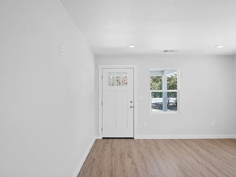 13619 Peach Ave — Photo 9