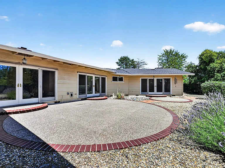 2628 Superior Dr — Photo 6