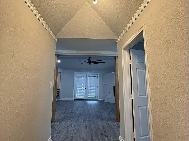 2425 Coleshire Dr — Photo 3
