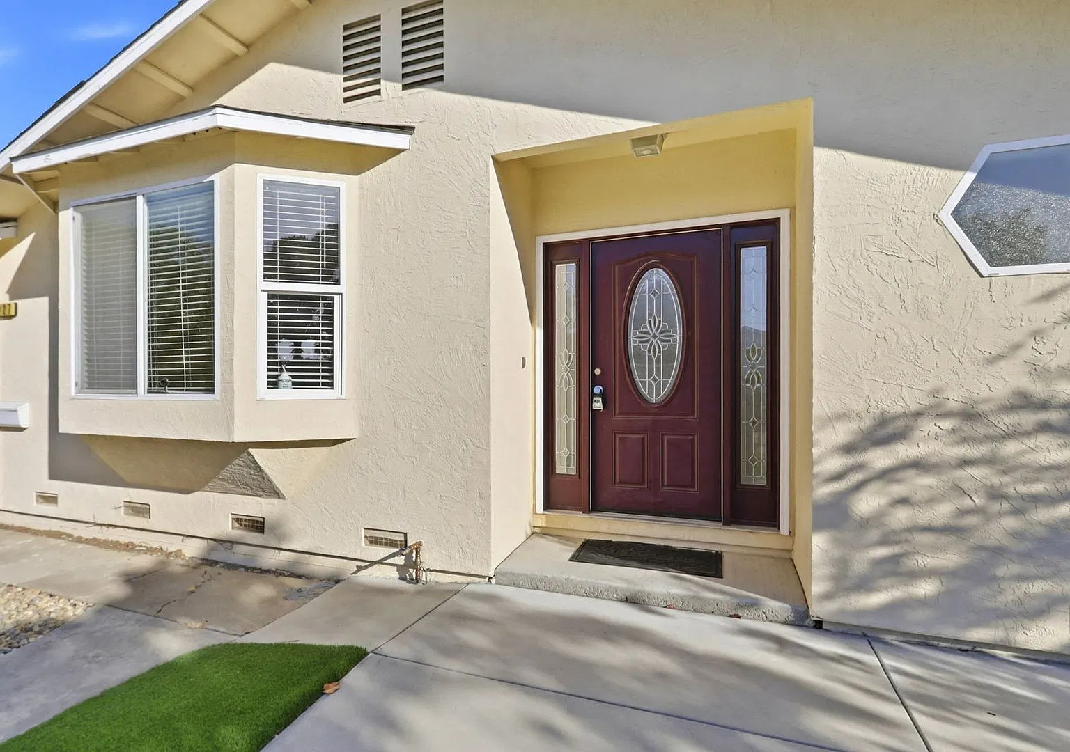 Available Now! Bright Single-Story Ranch with Updated Kitchen and Skylit Family Room — Photo 4