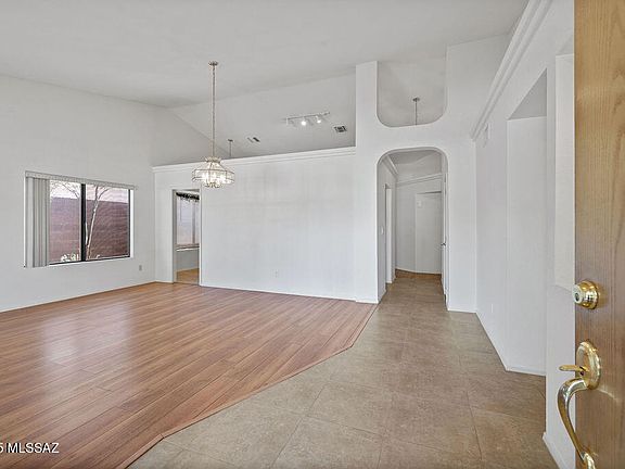 4th image of 1867 N Moorpark Pl