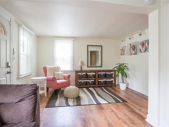 3rd image of 1120 Pike St