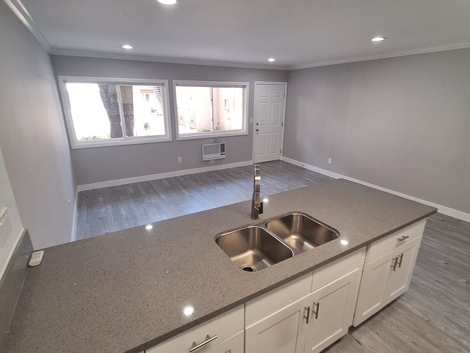 1st image of 13961 Oxnard St #17