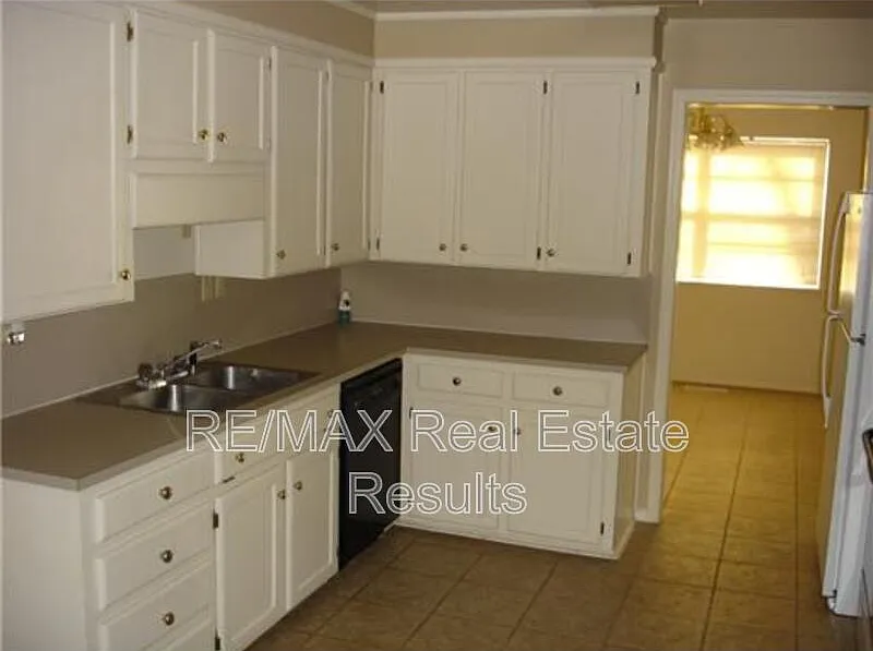 3 bed, 2.0 bath, 1702 sqft, $1,750 — Photo 4