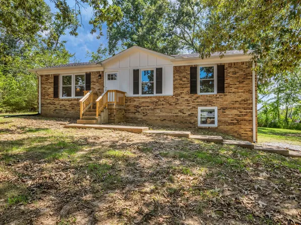 105 Ravenwood Cir, Dickson, TN 37055