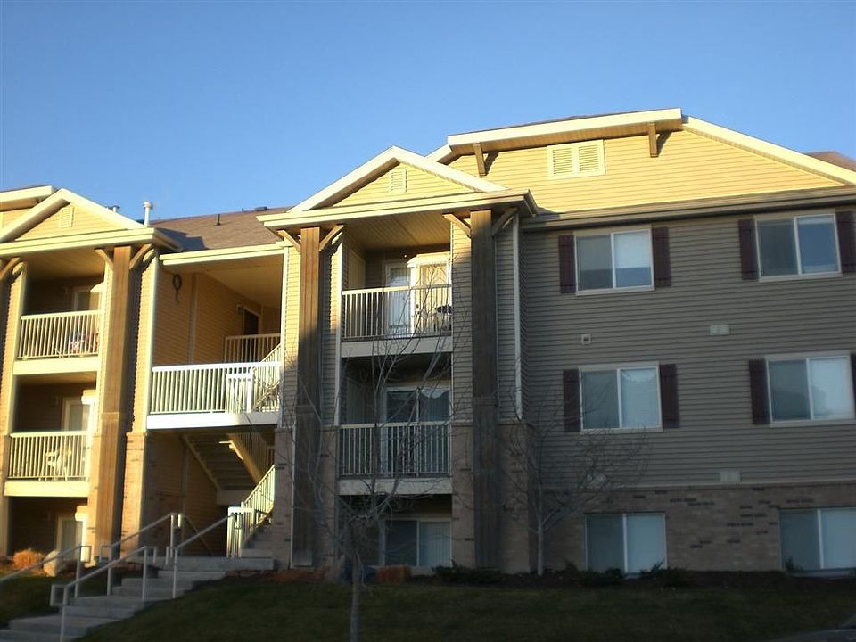 Great Top Unit Condo in the Ranches!