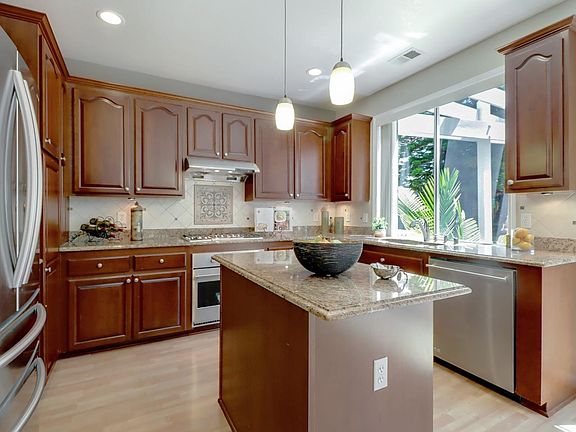 5th image of 3273 Woodmere Dr