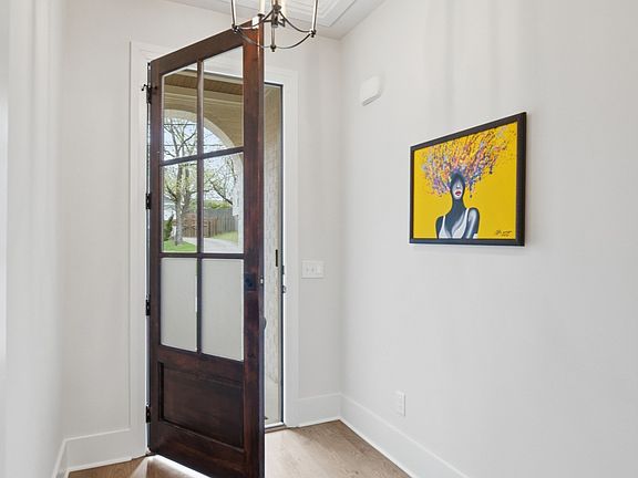 5th image of 320 Chamberlin St