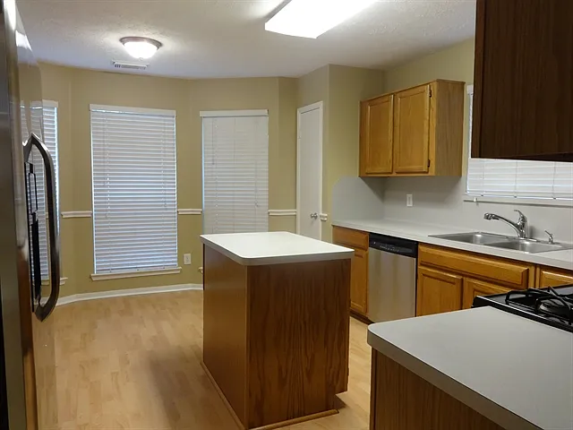 3 bed, 2.0 bath, 1802 sqft, $2,190 — Photo 4