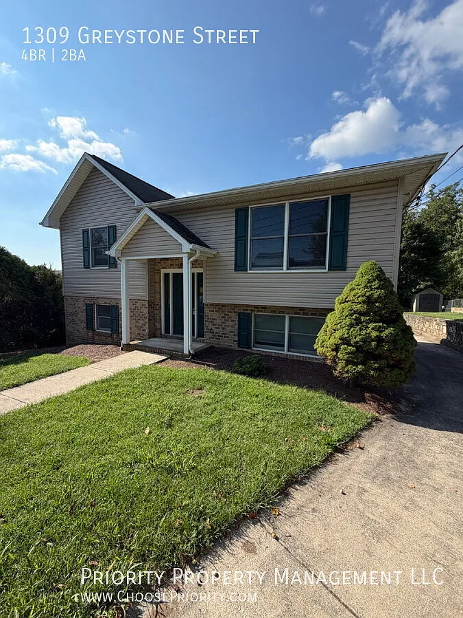 Roomy 4-Bedroom, 2-Bath Home in Harrisonburg — Photo 2