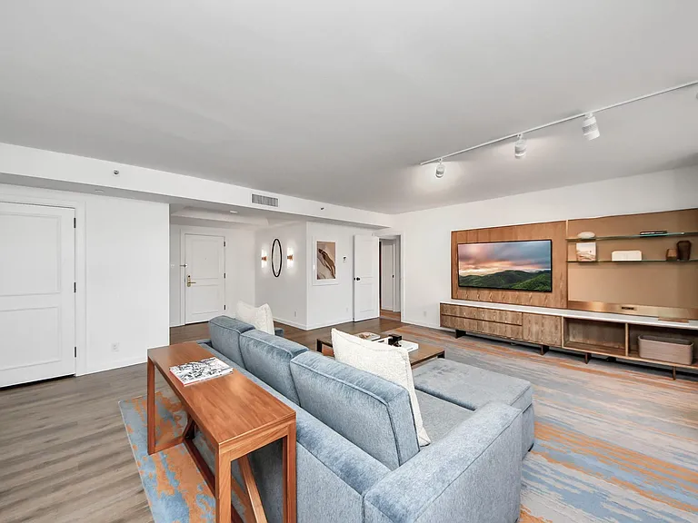 1300 Lamar St #S9 — Photo 8