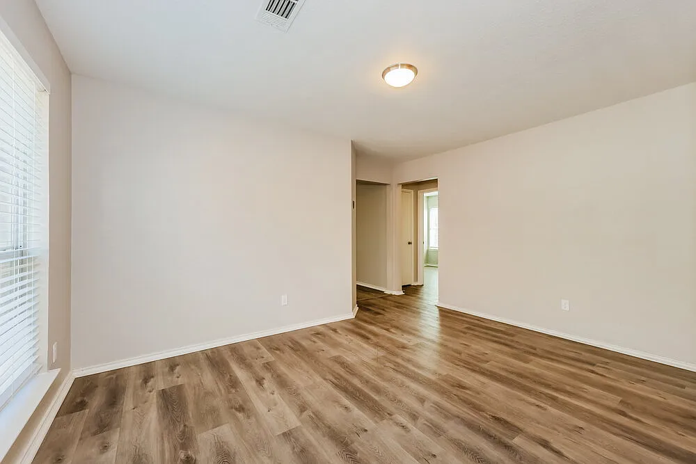 3 bed, 2.0 bath, 1373 sqft, $2,200 — Photo 4