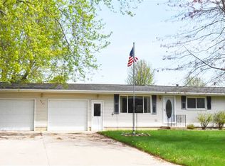 117 Walker Dr, Manchester, IA 52057