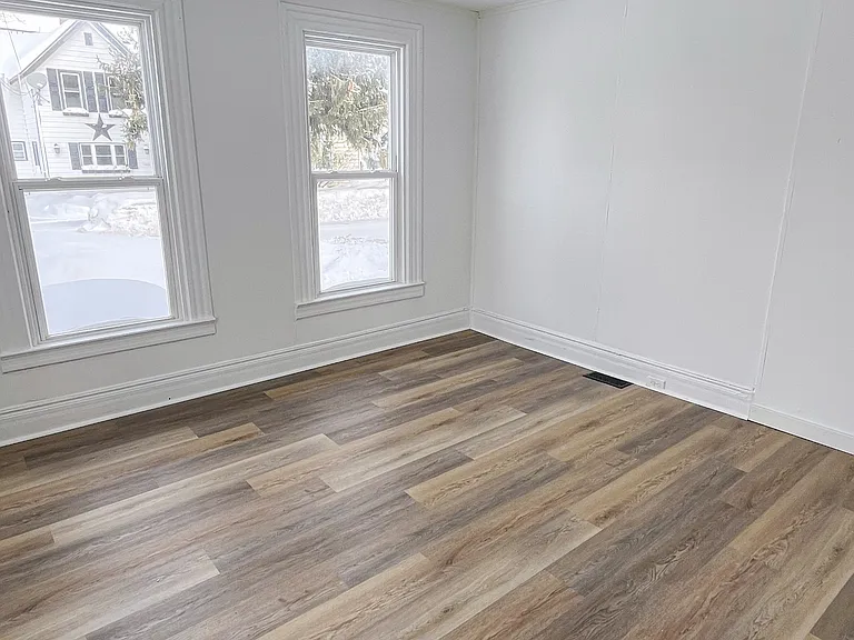 1019 Superior St — Photo 8