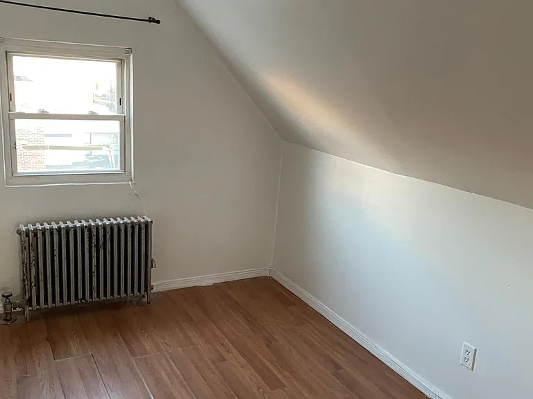 32 N Bond St — Photo 3