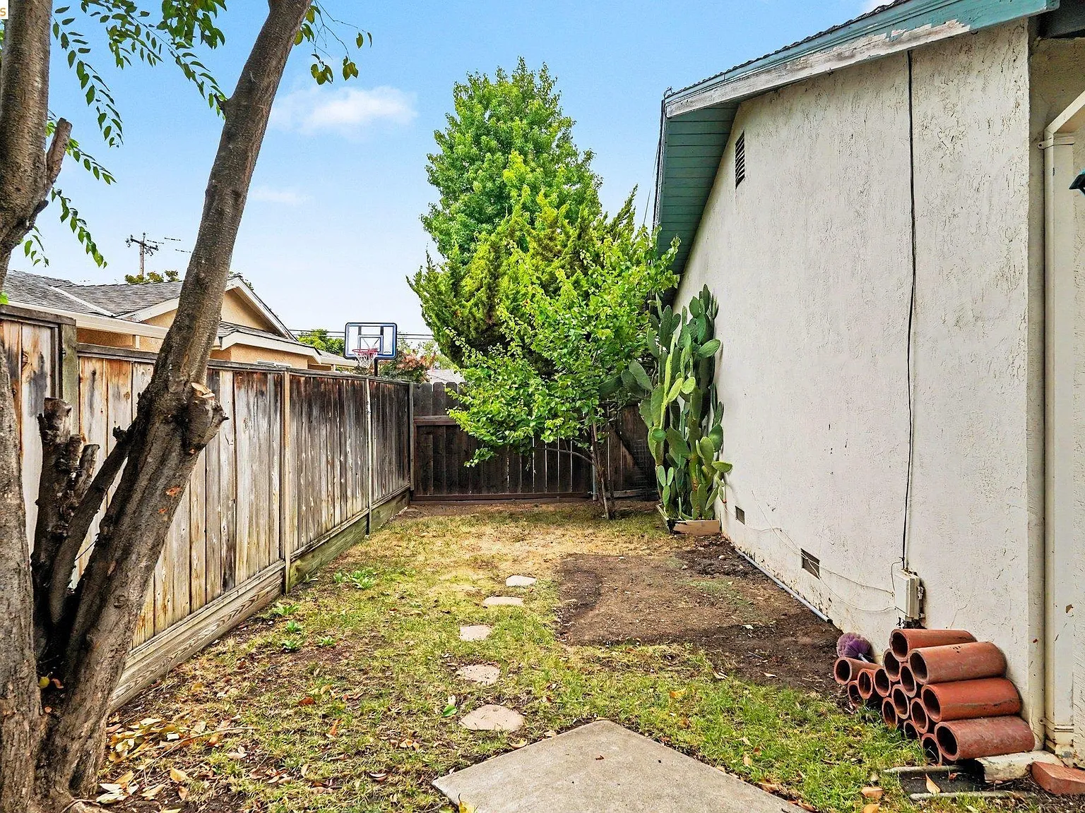 3 bed, 2.0 bath, 1284 sqft, $3,800 — Photo 4