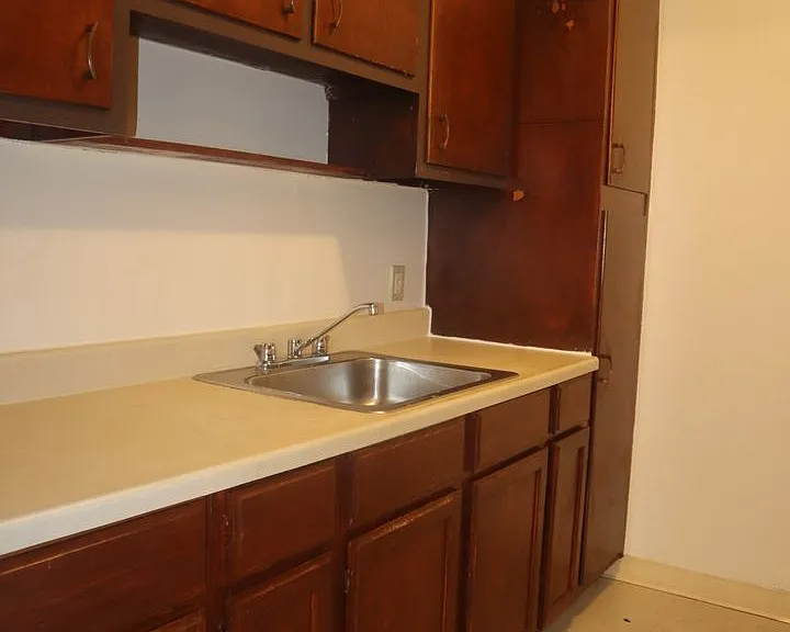 Aljer Manor Apartments — Photo 5