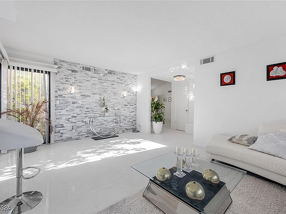 3rd image of 4081 Autumn St