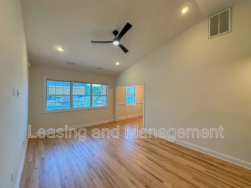 2 bed, 1.0 bath, 810 sqft, $2,995 — Photo 2